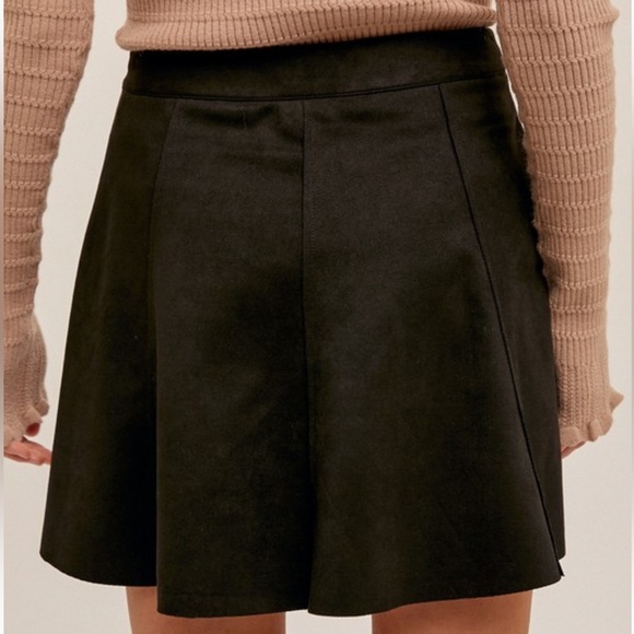 668. ✨NEW Faux Suede Black Mini Skirt W/Side Zipper Raw Hem NEW Item NWT S,M,L - Picture 3 of 5